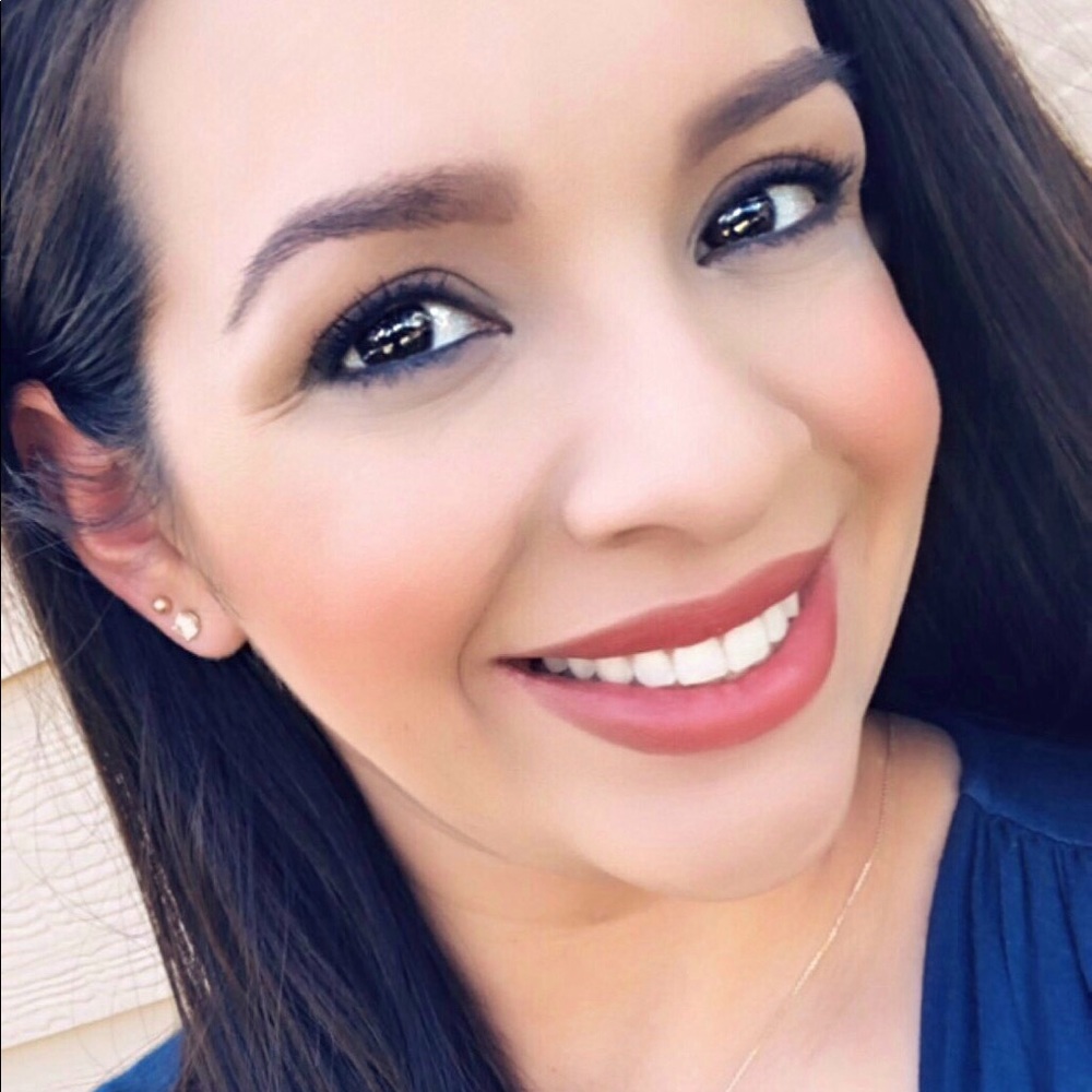 Meet your Posher, Yajaira